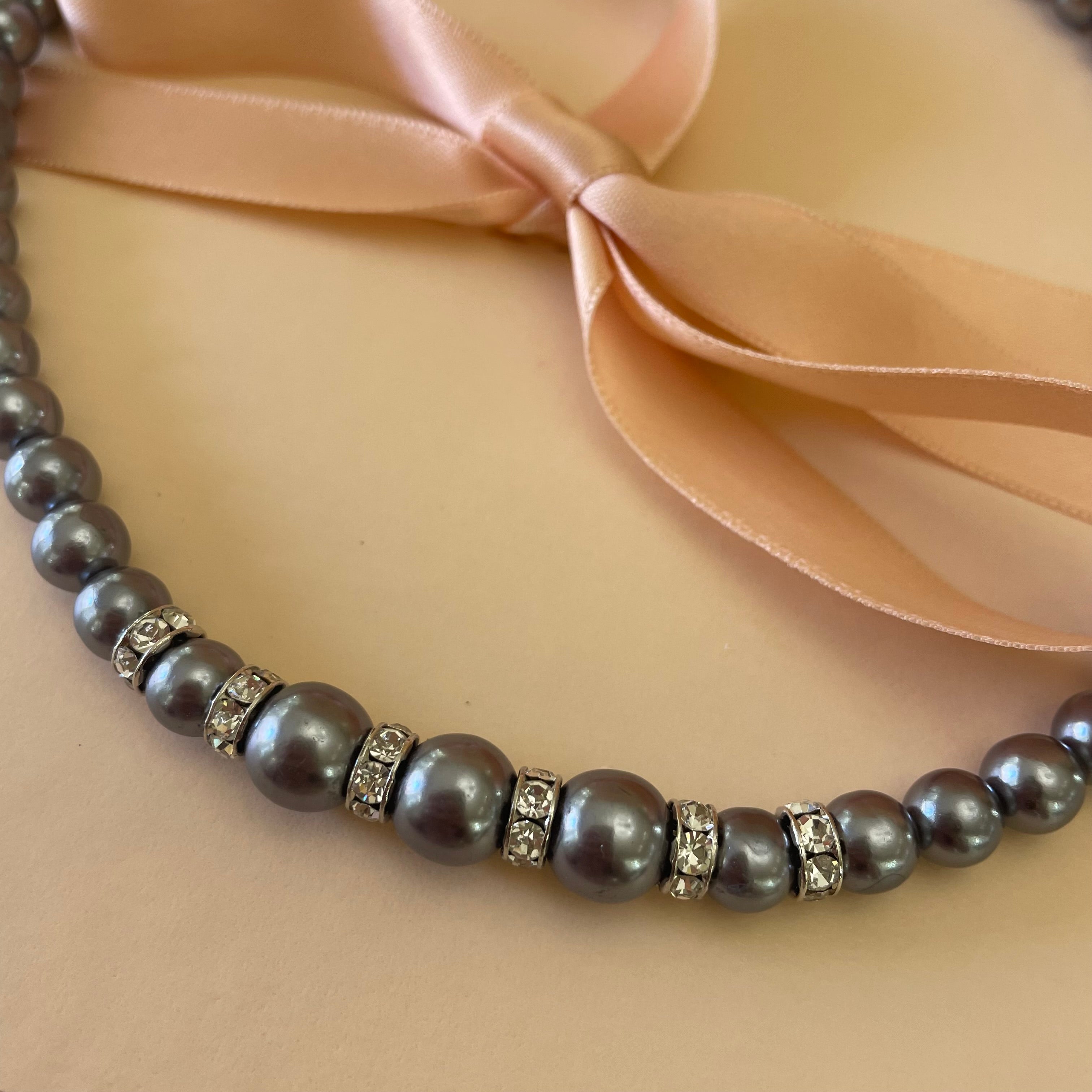 Dark grey pearls necklace