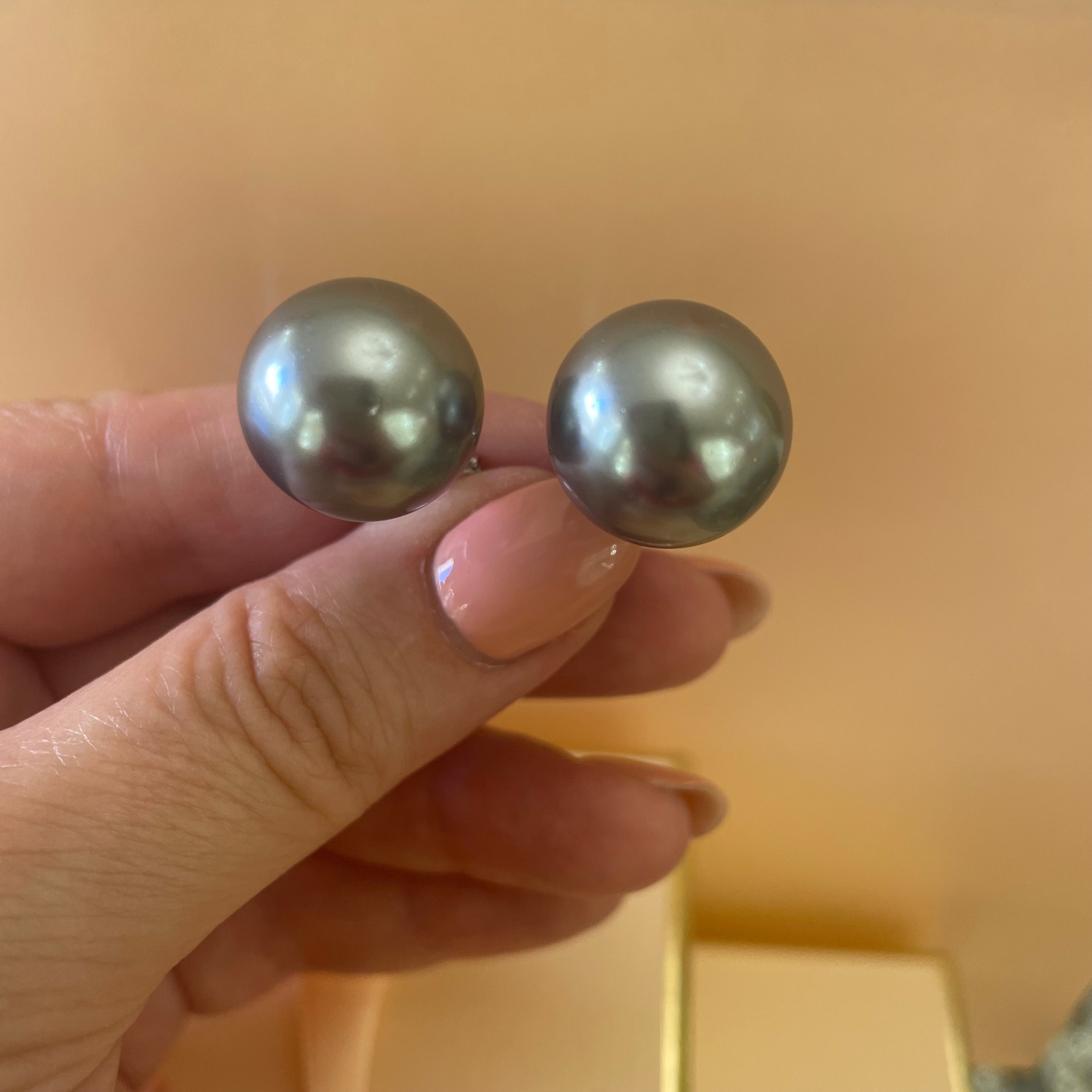 Grey pearls set