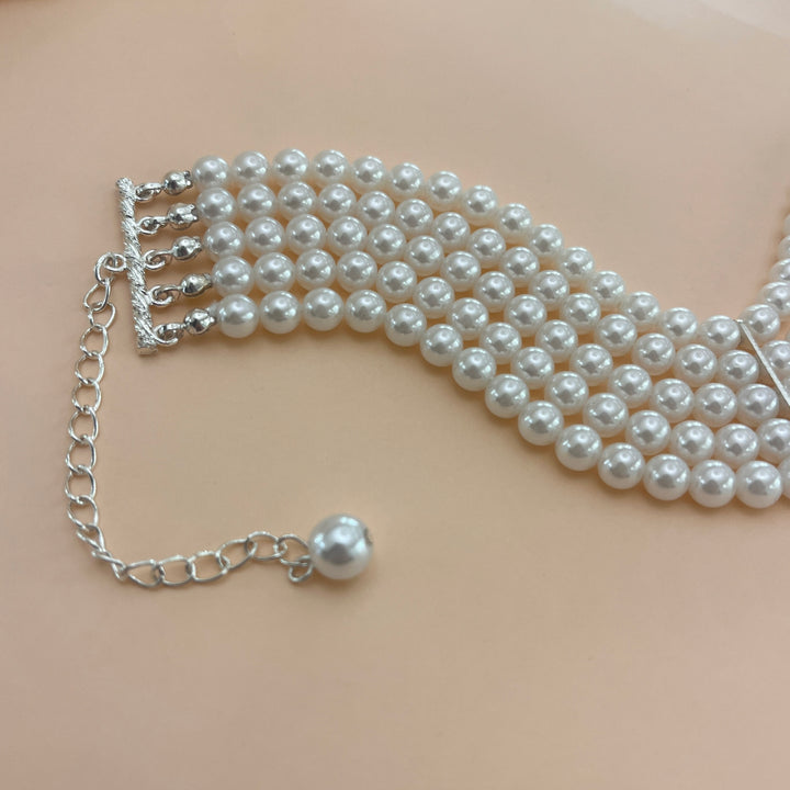 White pearls choker