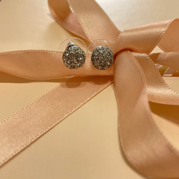 Studs earrings