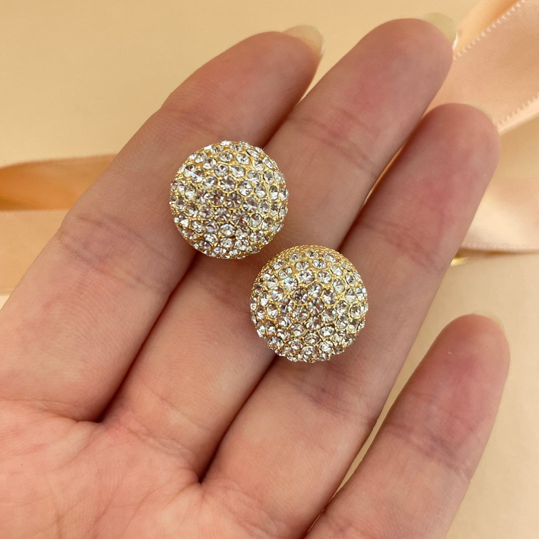 Round studs