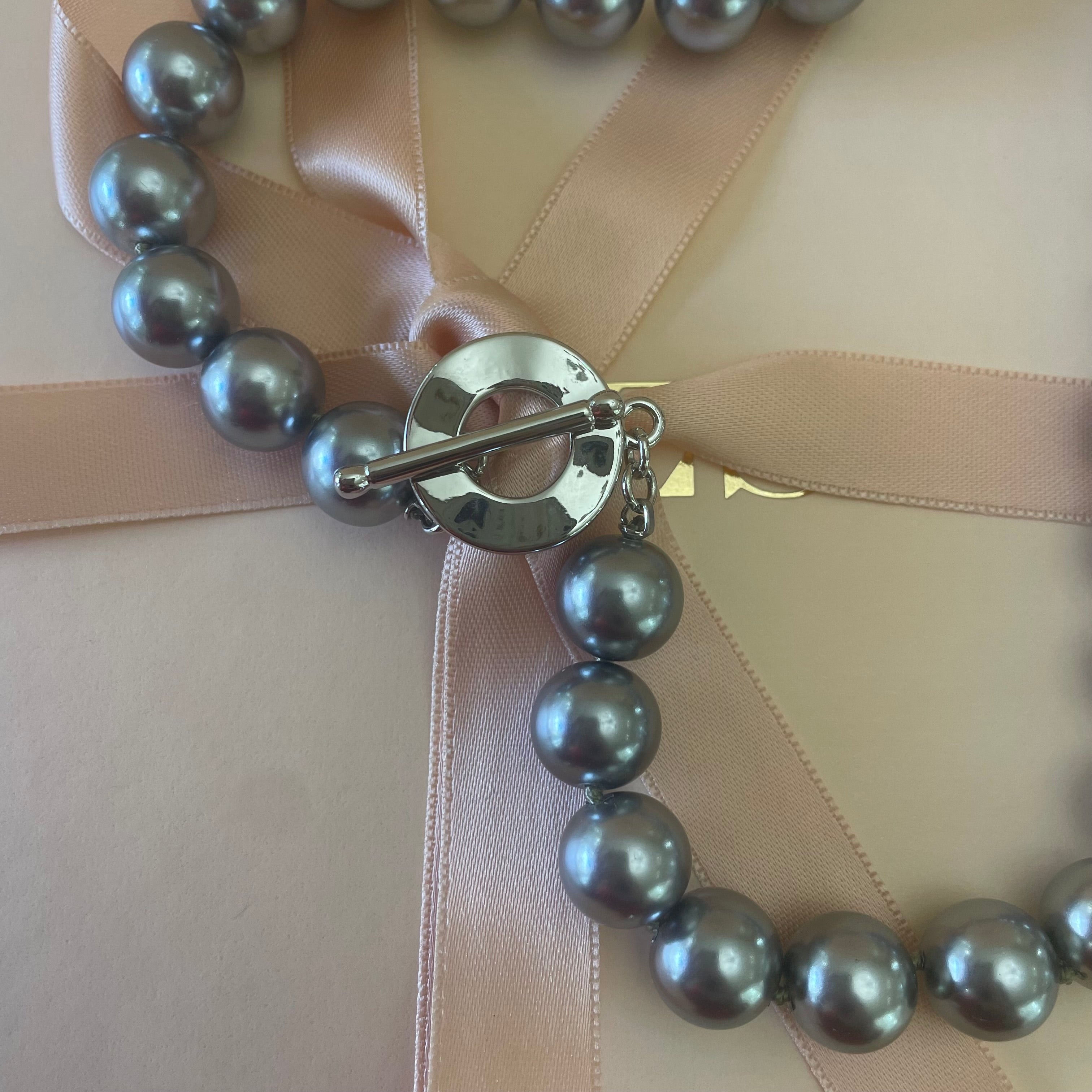 Grey pearls set