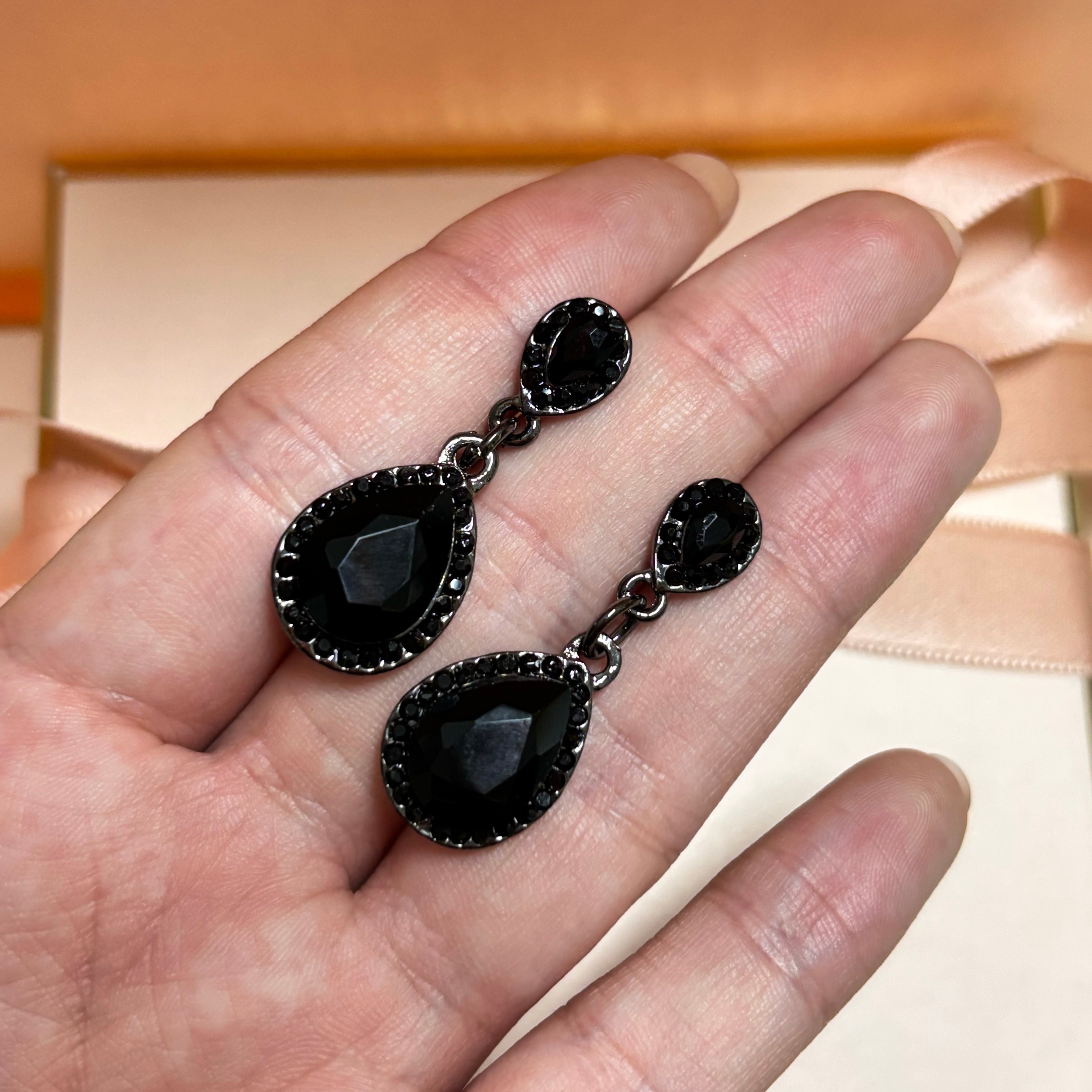 Double teardrop black earrings