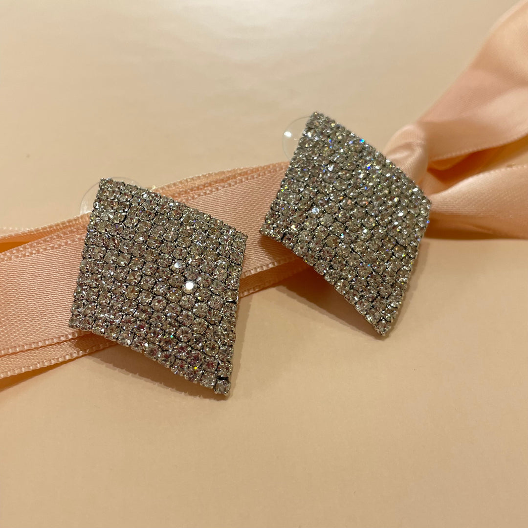 Studs earrings