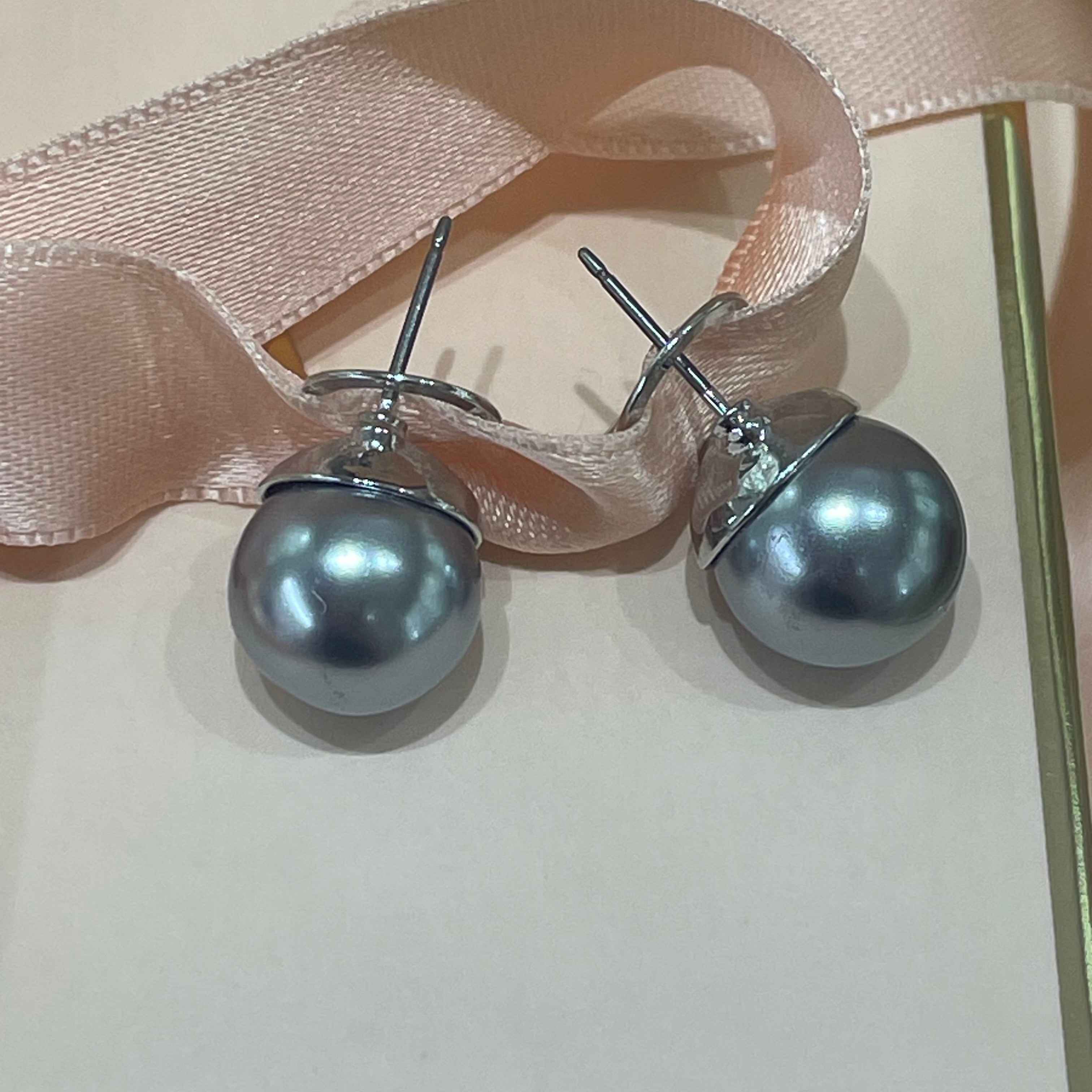 Grey pearl studs