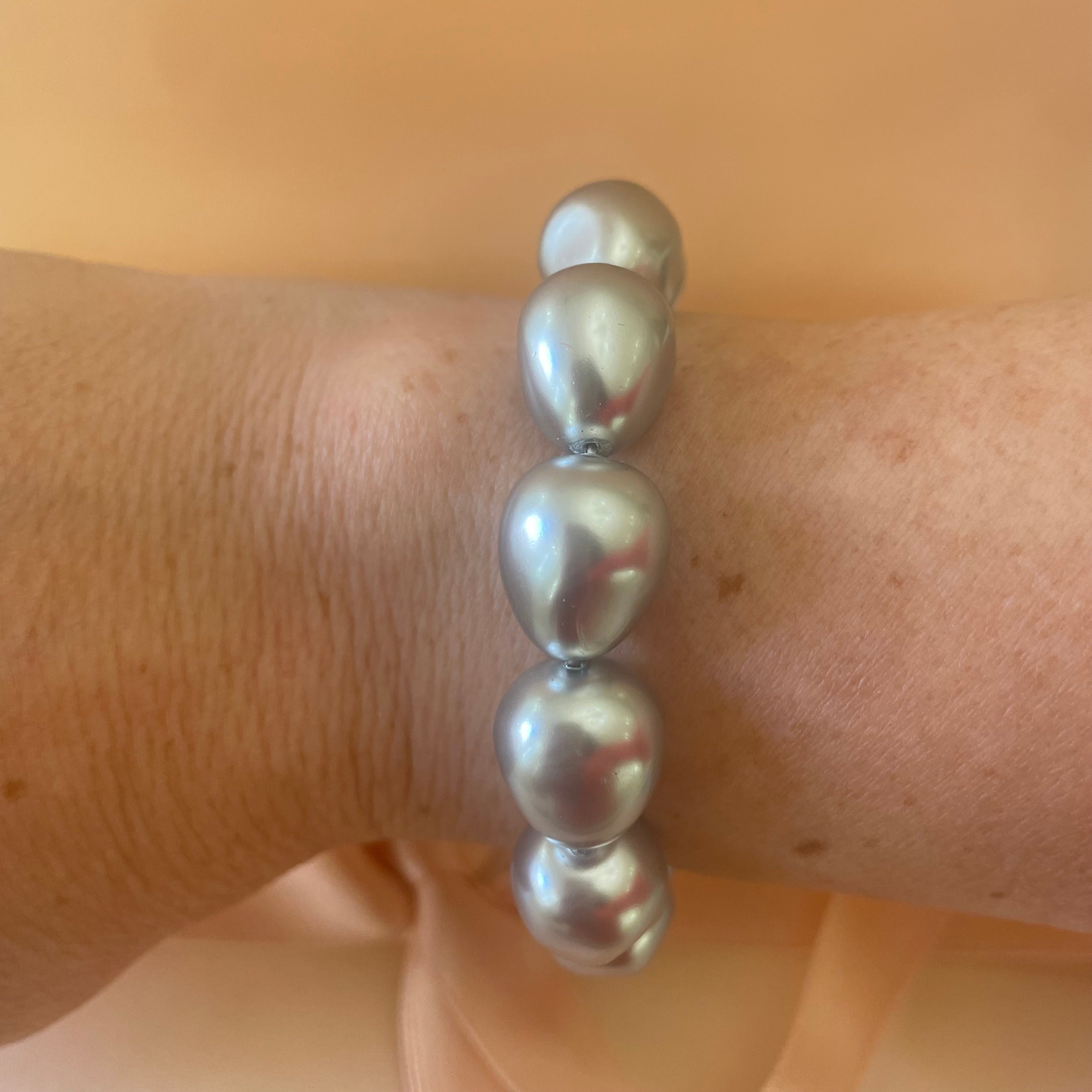 Teardrop light grey pearls set