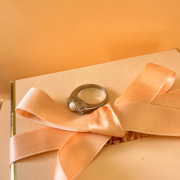 Zircone and white pearls white gold plated ring