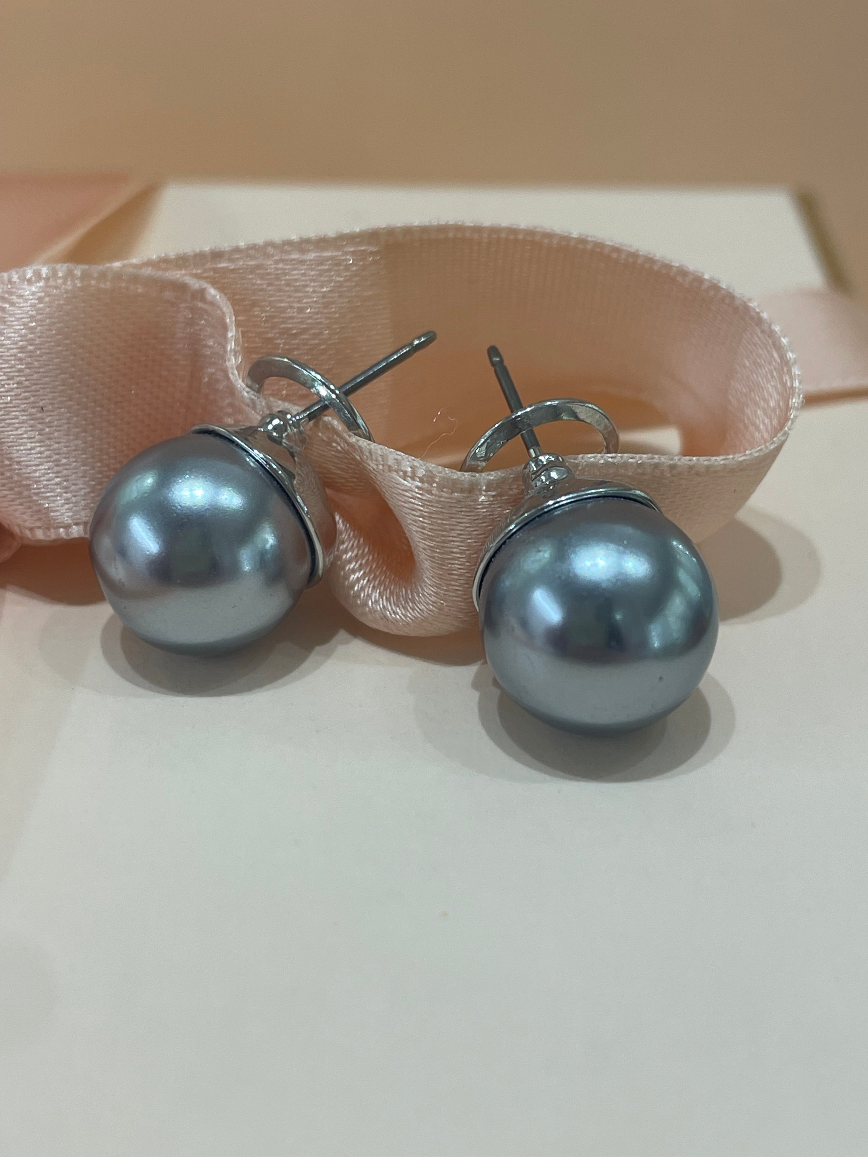 Grey pearl studs