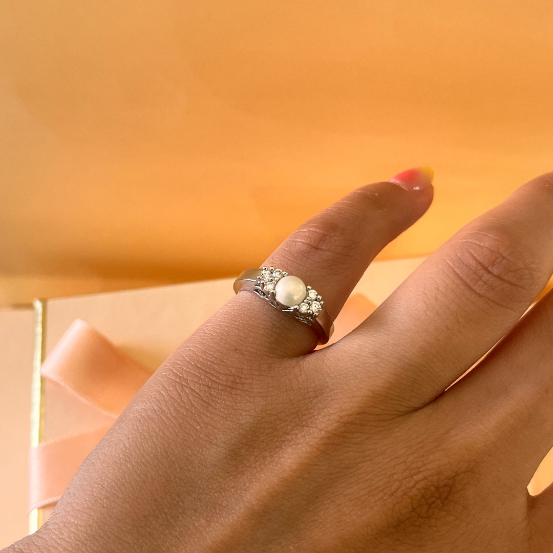 Zircone and white pearls white gold plated ring