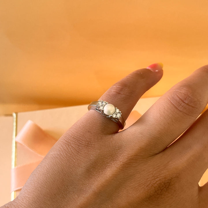 Zircone and white pearls white gold plated ring