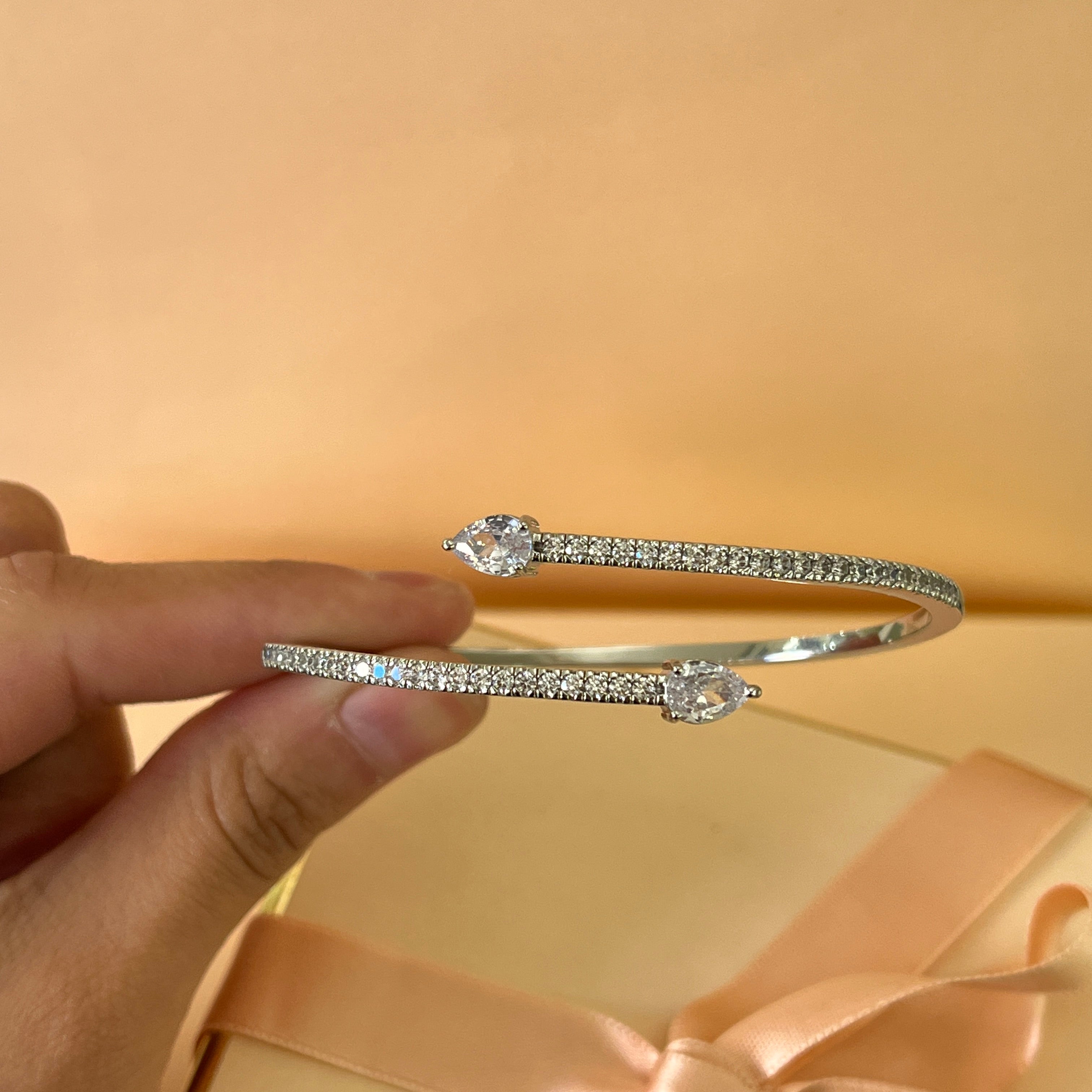 Silver teardrop zircone bangle