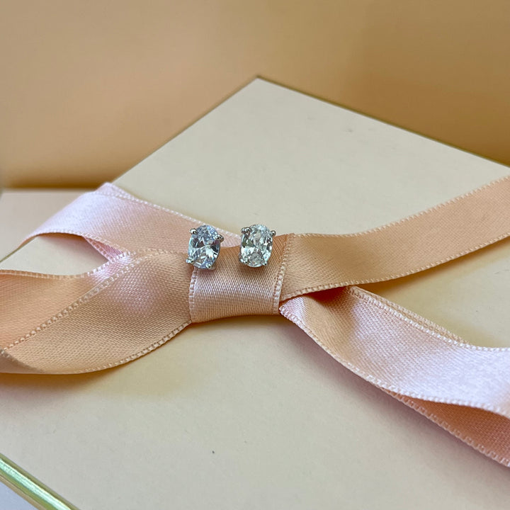 Oval solitaire zircone studs