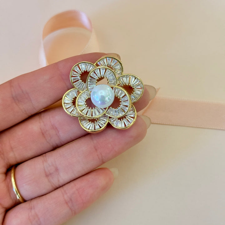 Pearl and baguette flower zircone gold plated brooch