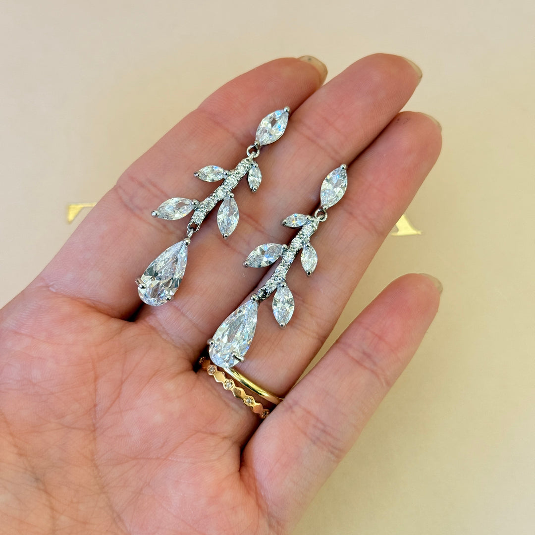 Teardrop and marquise zircone silver set