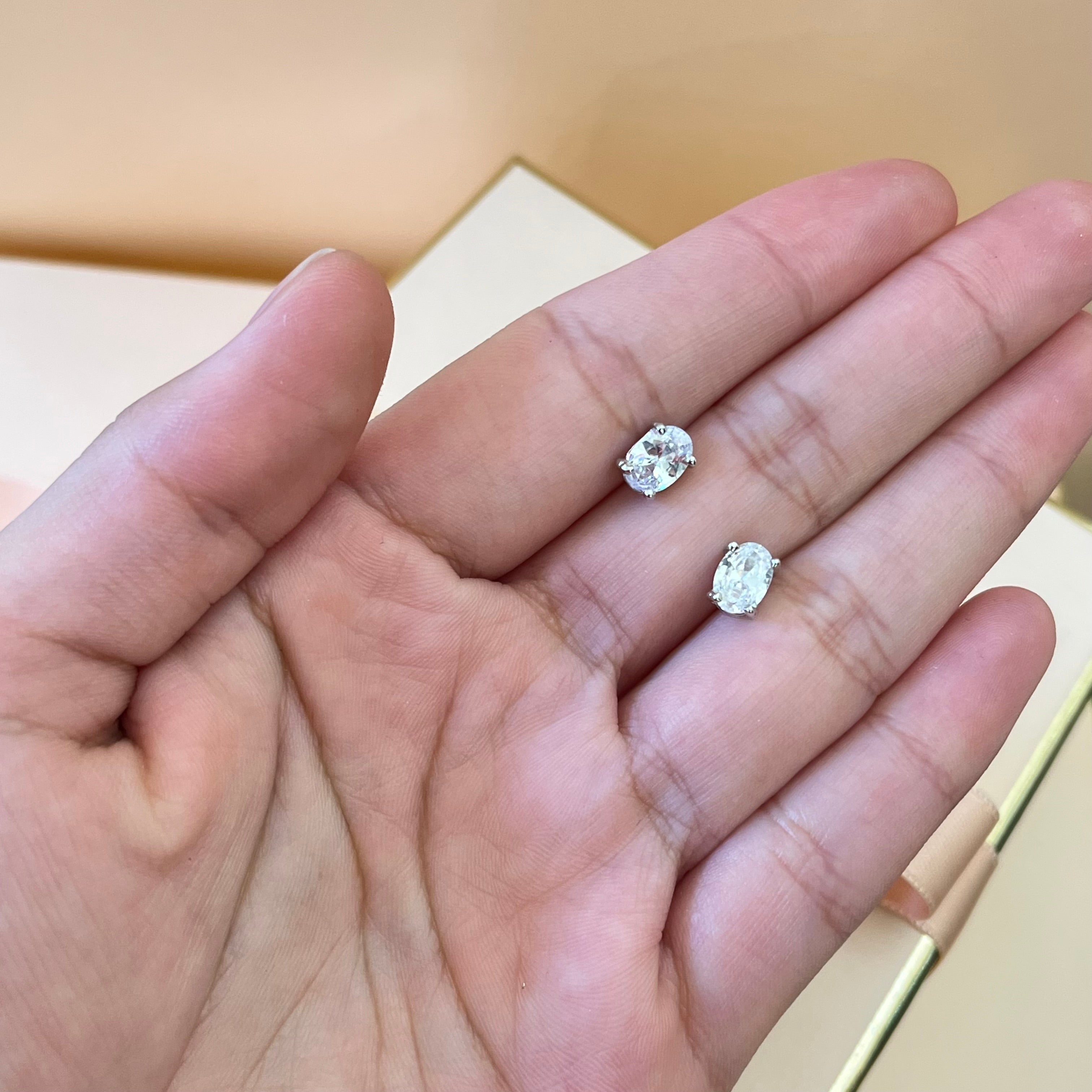 Oval solitaire zircone studs