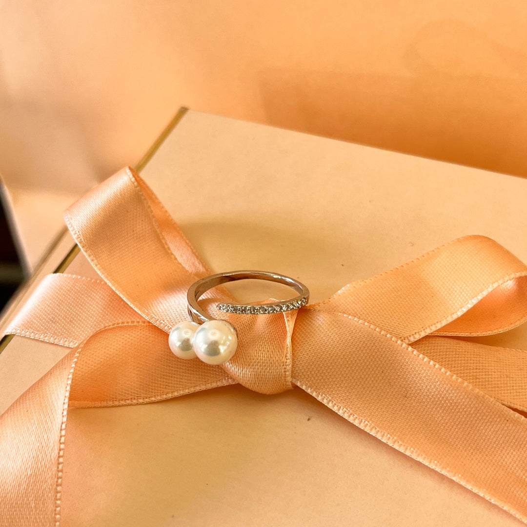 Zircone and two white pearls white gold plated ring