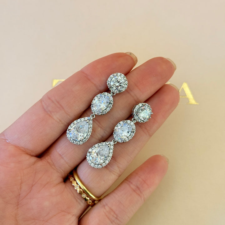 Oval and teardrop zircone silver set