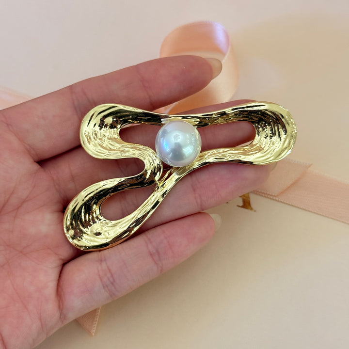 Asymmetric pearl gold plated brooch