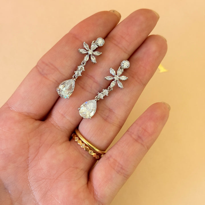 Flower and teardrop zircone silver set