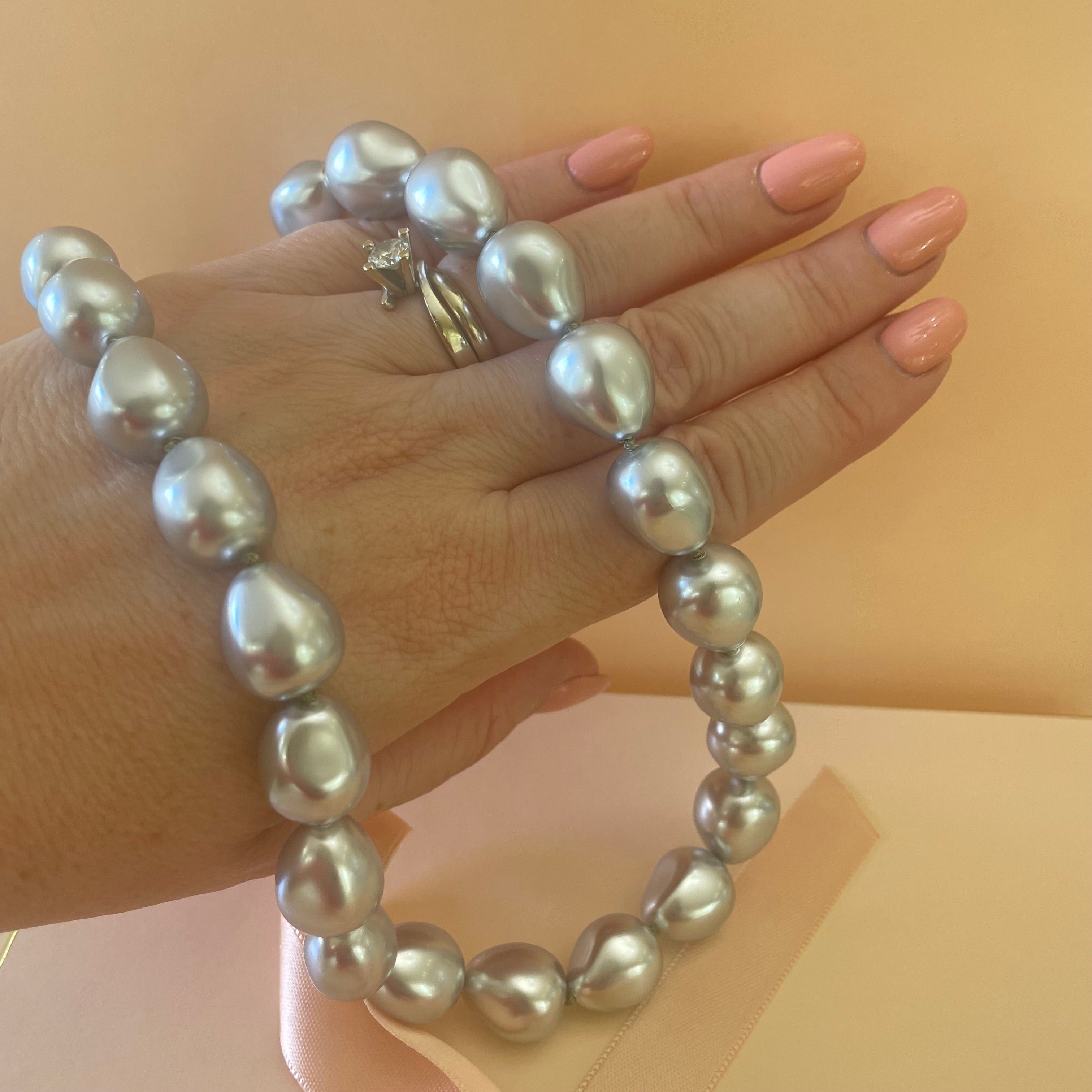 Teardrop light grey pearls set