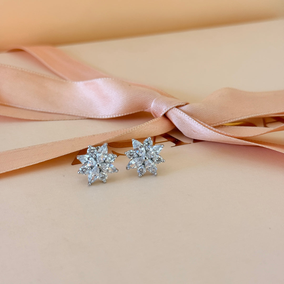 Dainty flower zircone silver stud earrings