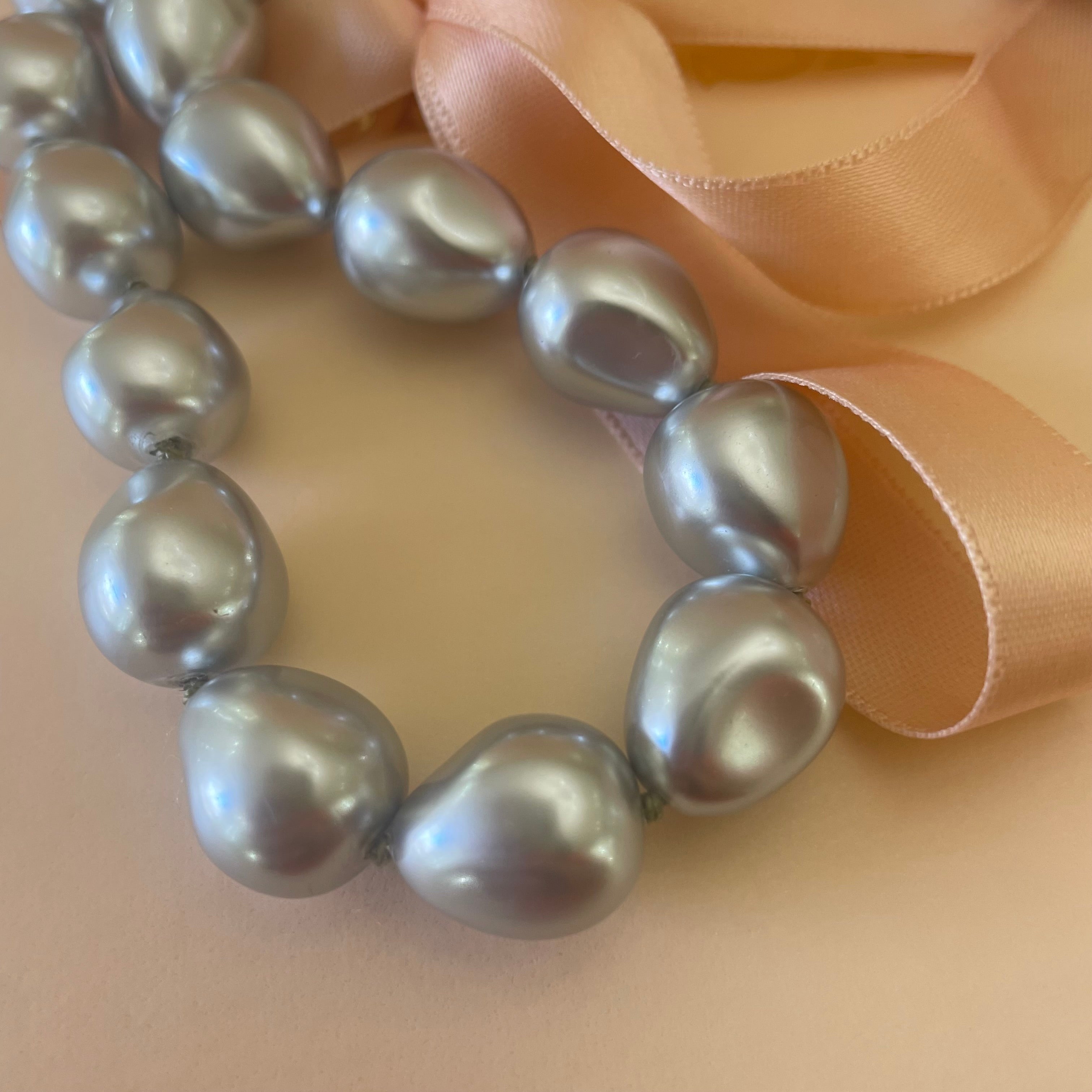 Teardrop light grey pearls set