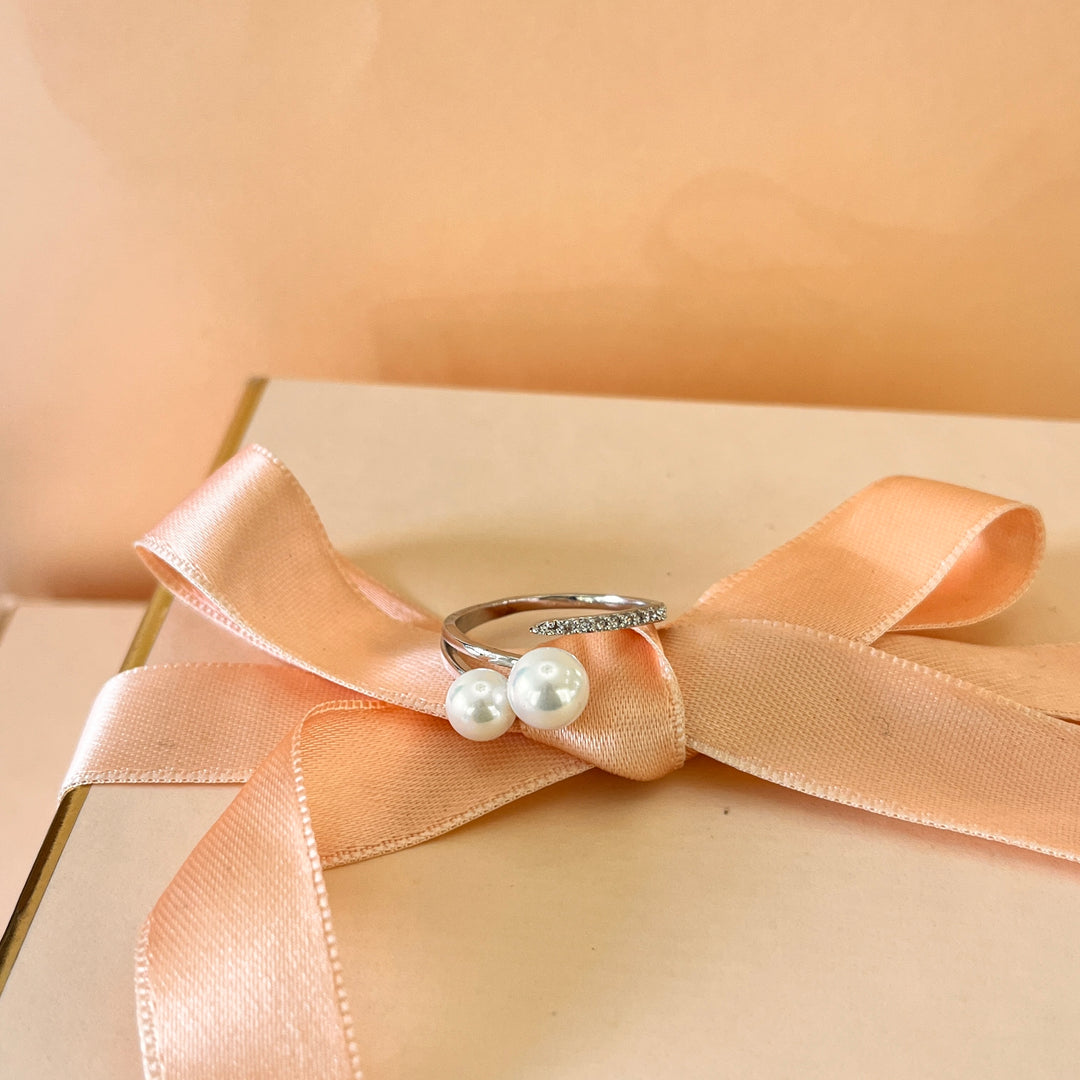 Zircone and two white pearls white gold plated ring