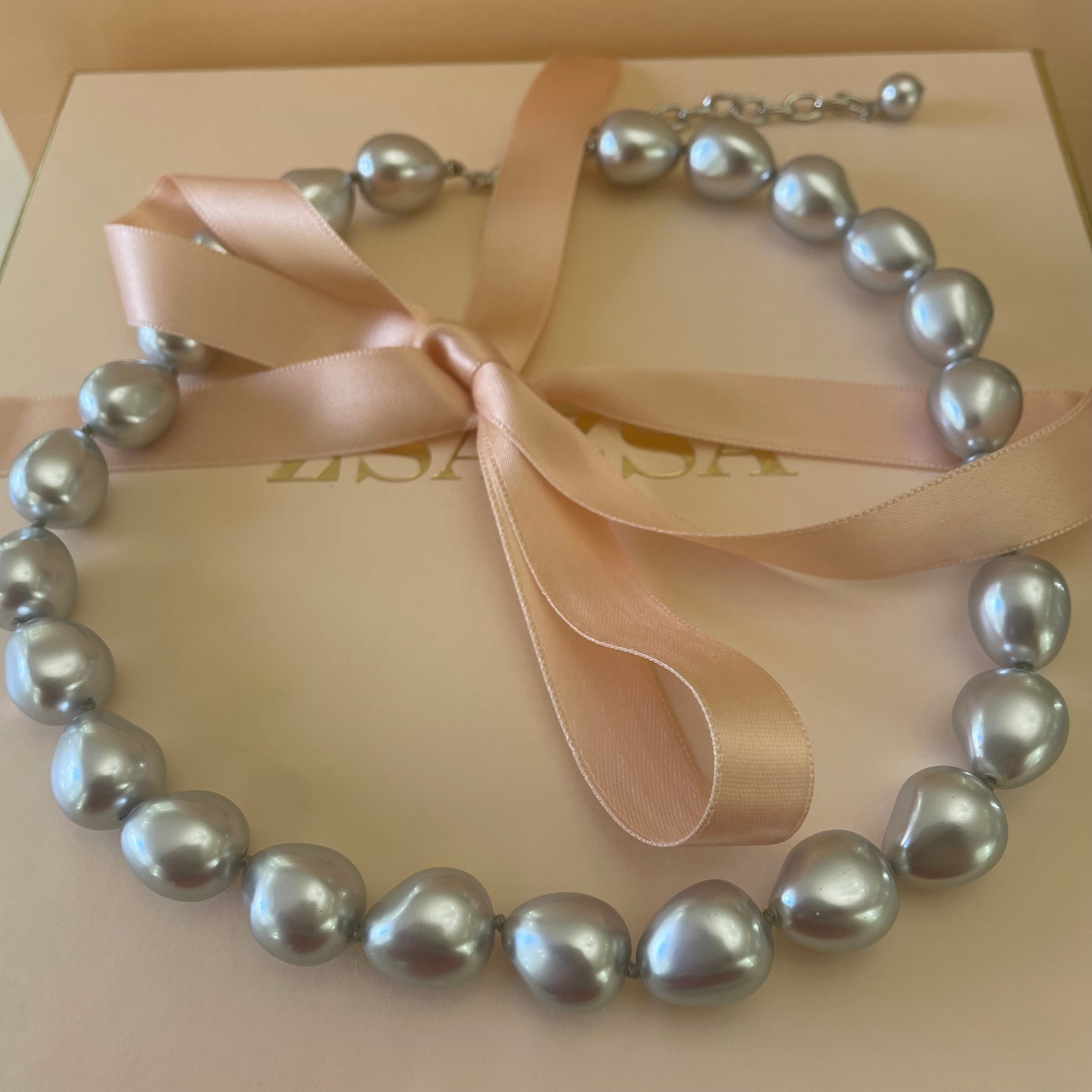 Teardrop light grey pearls set