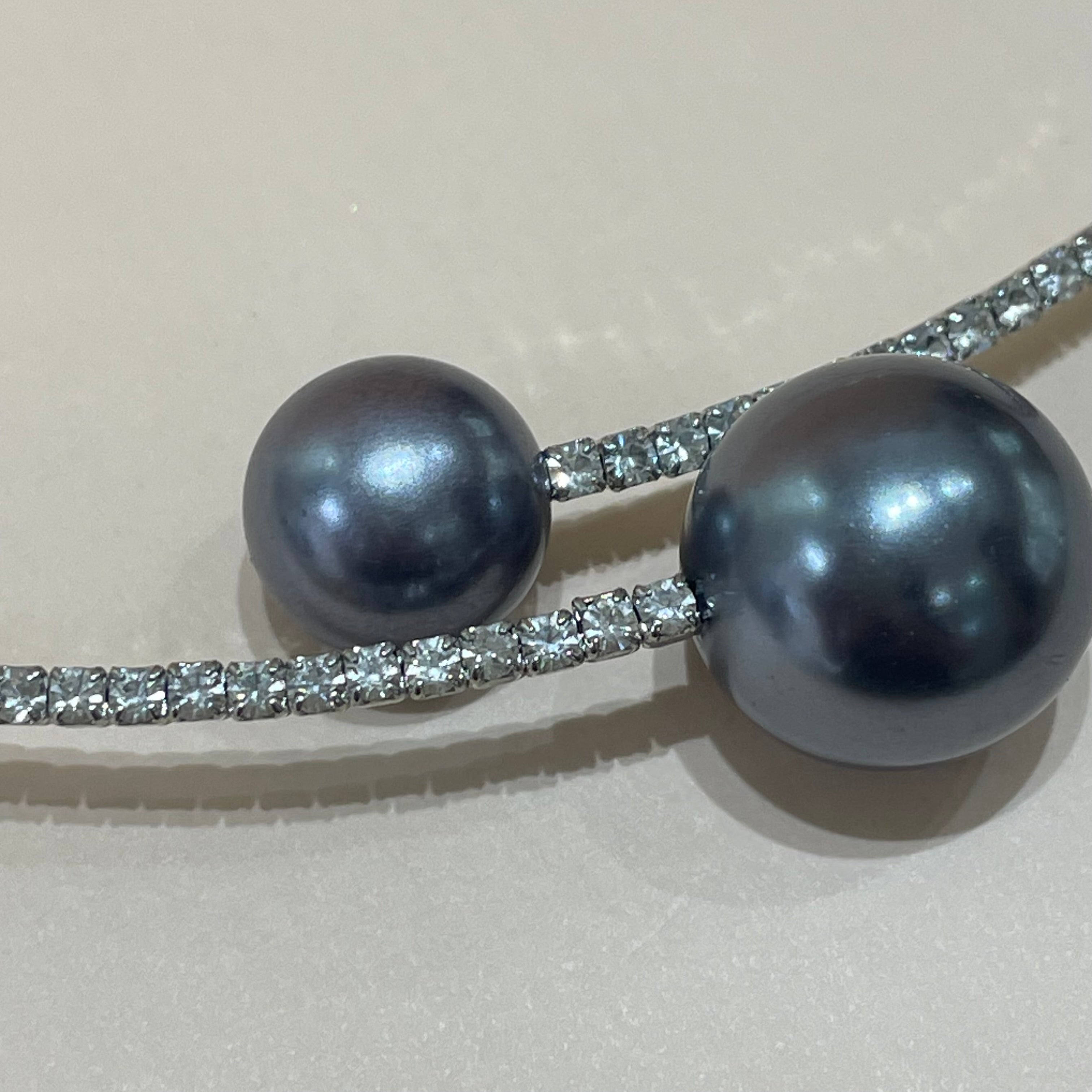 Grey pearls choker