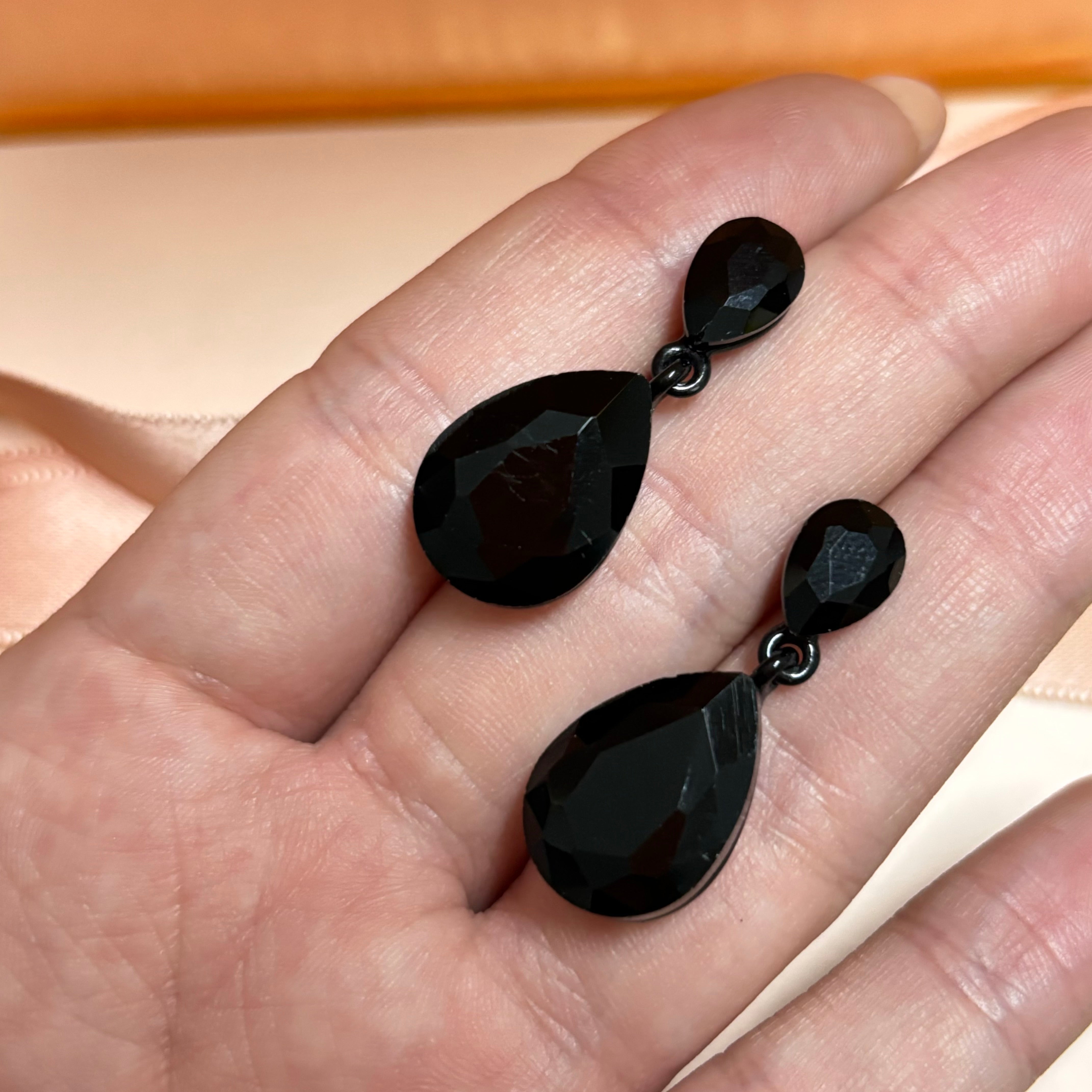 Double teardrop black earrings