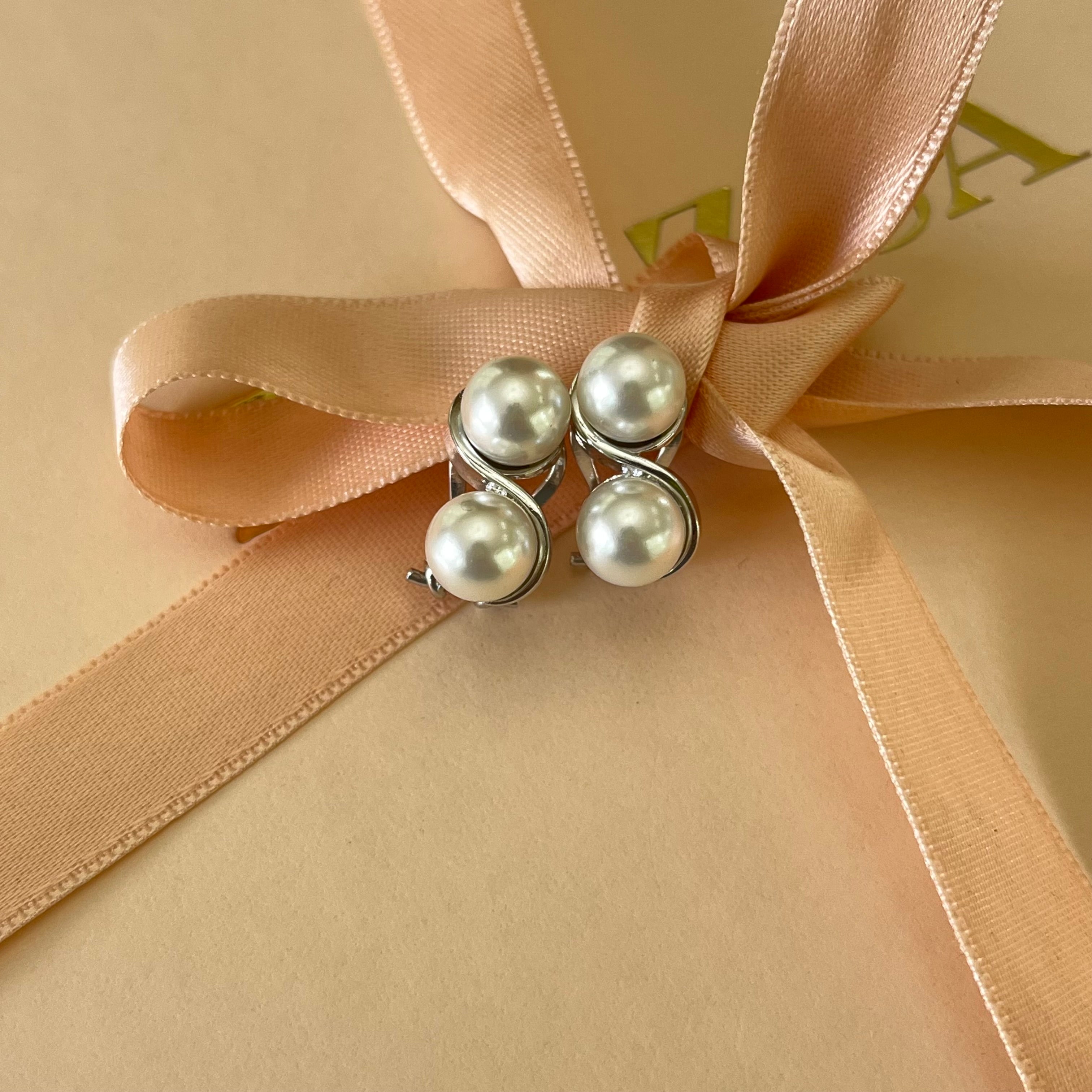 White pearls earrings