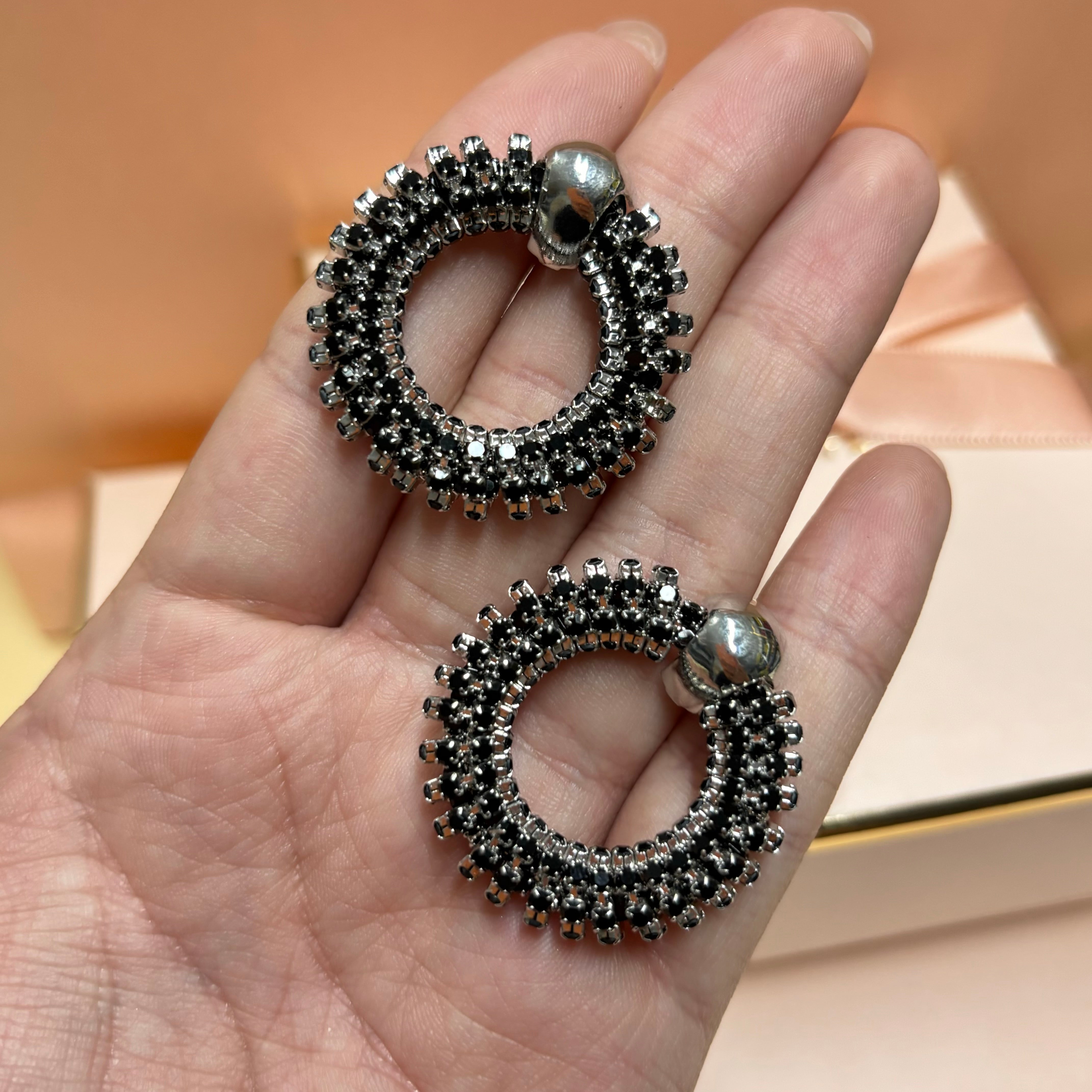 Elegant round black earrings