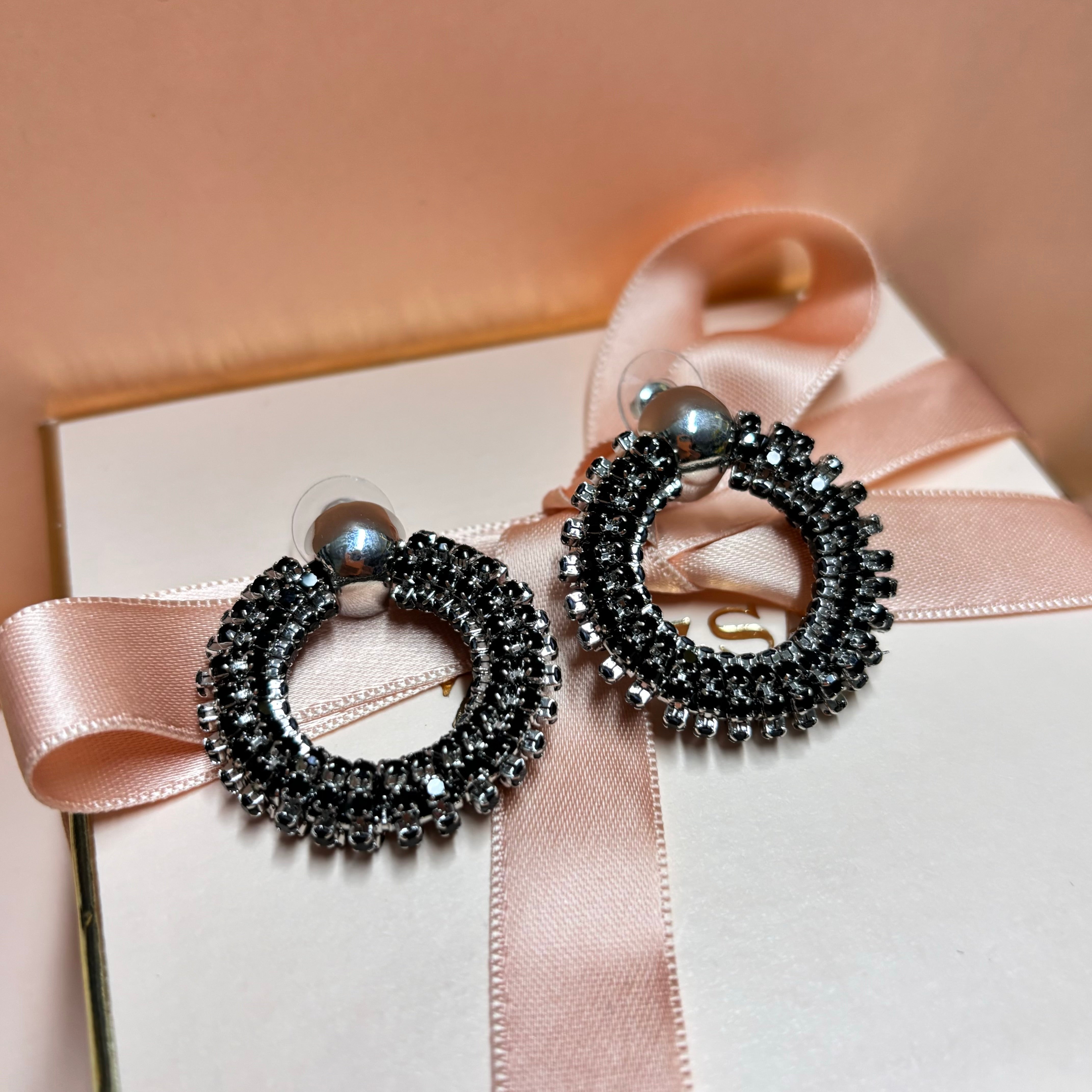 Elegant round black earrings