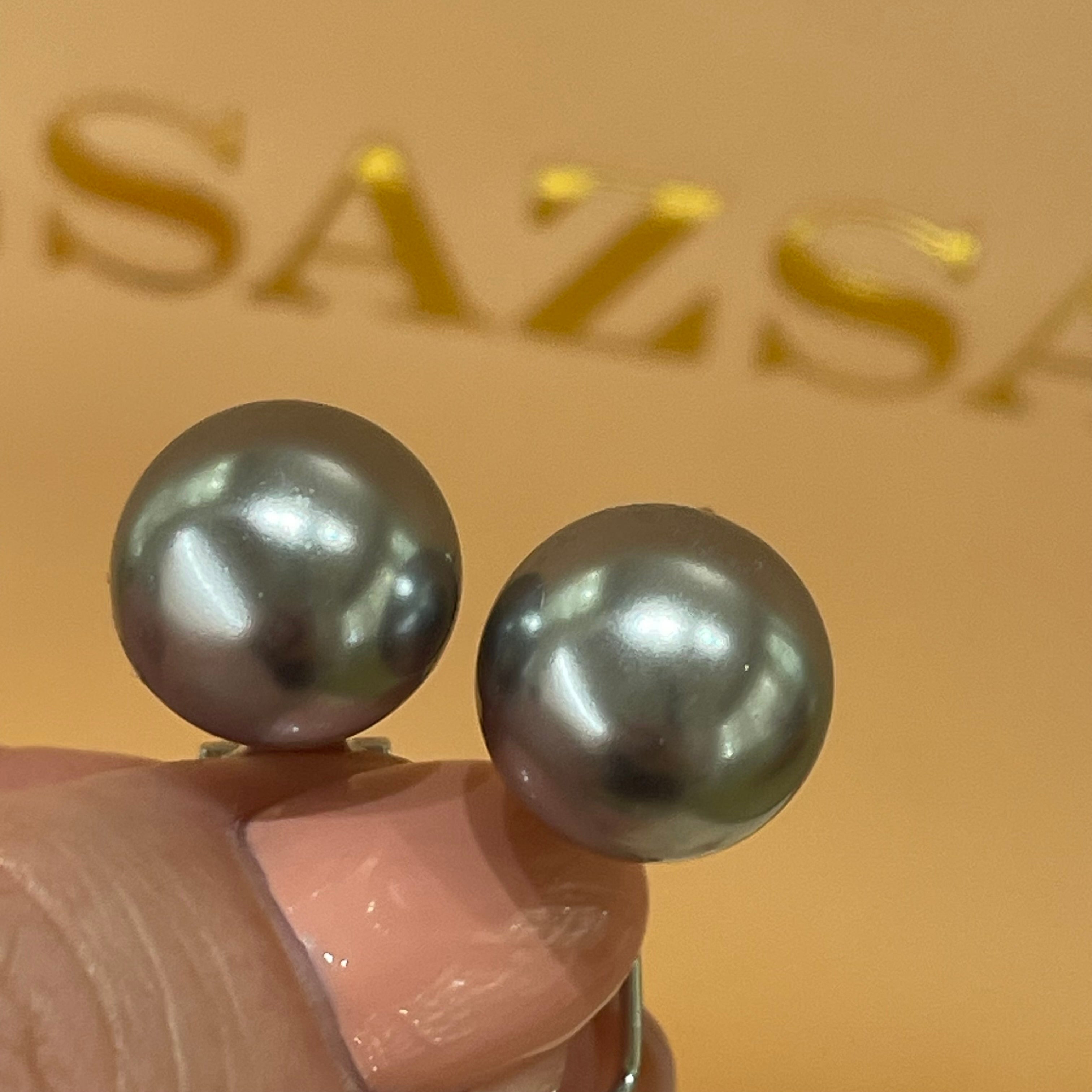 Grey pearl studs