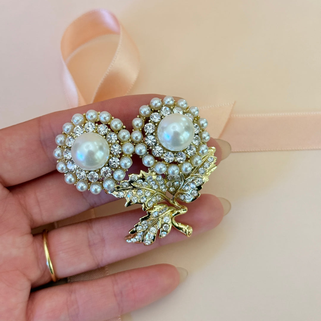 Two flowers pearls rhinestone gold plated brooch