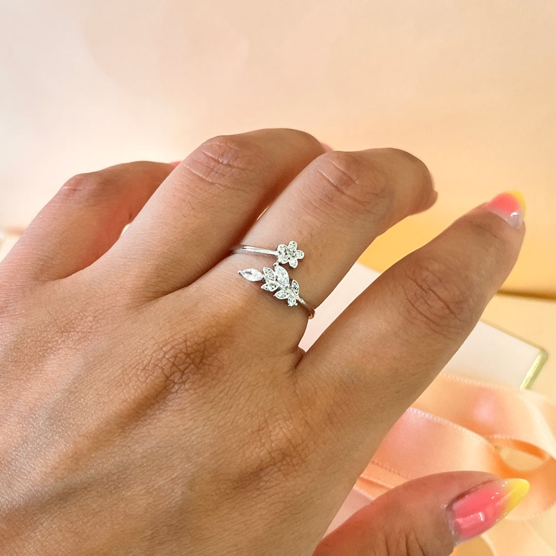 Zircone white gold plated leaf and flower ring