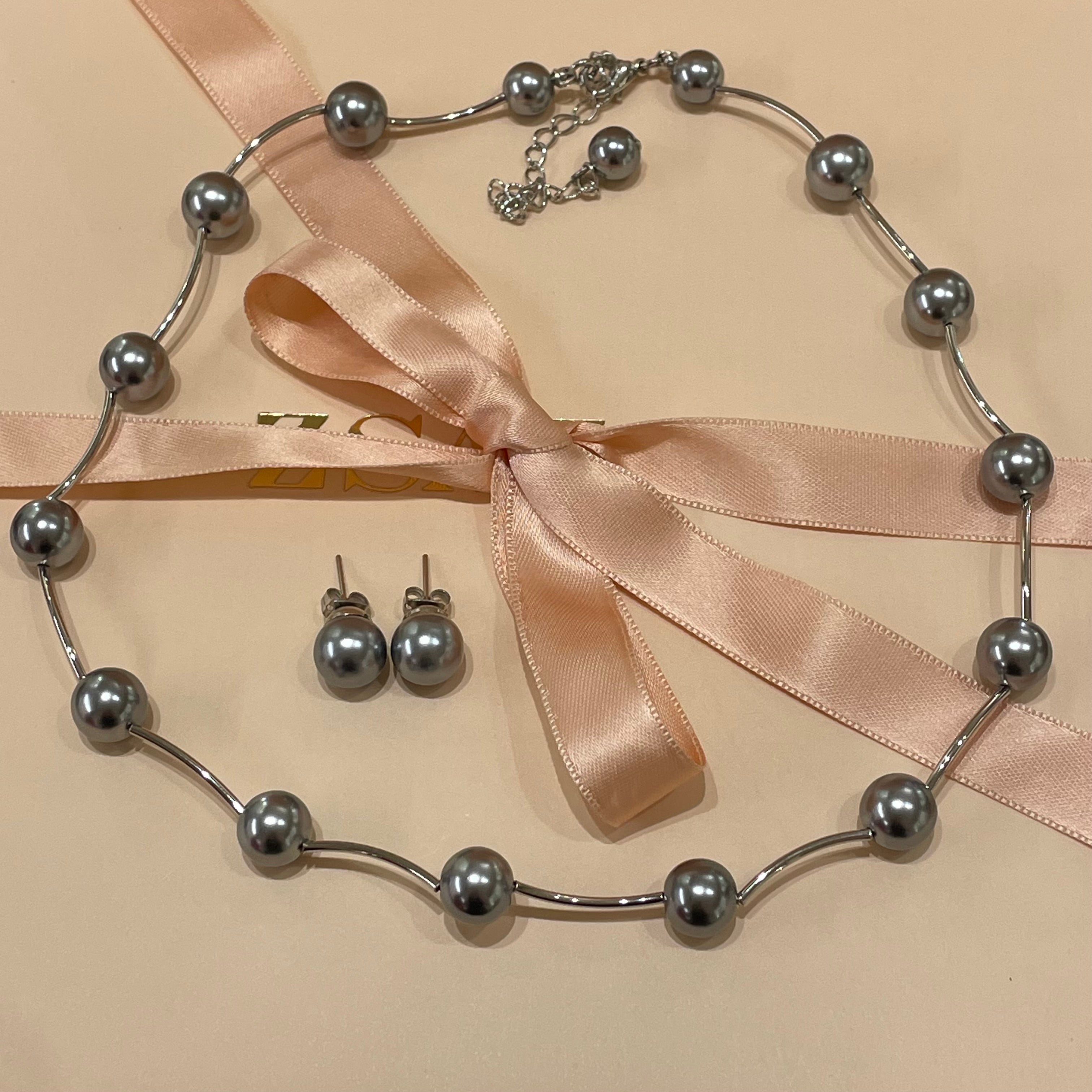 Grey pearls set