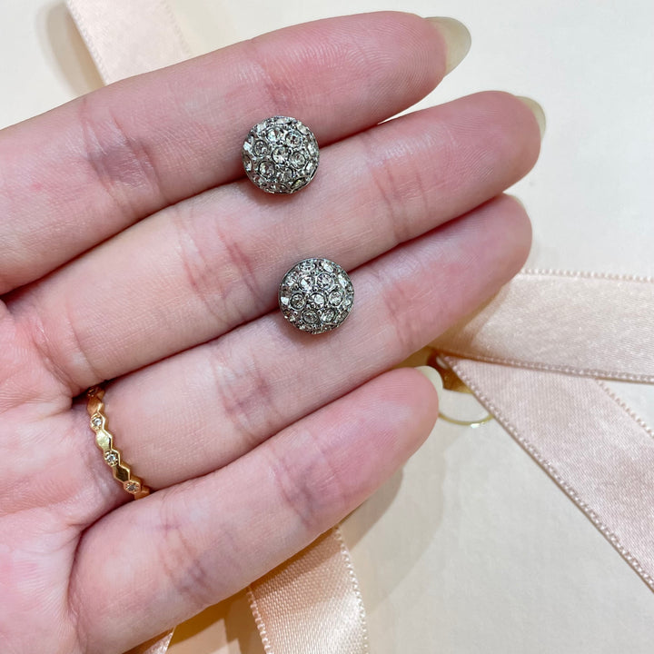 Studs earrings