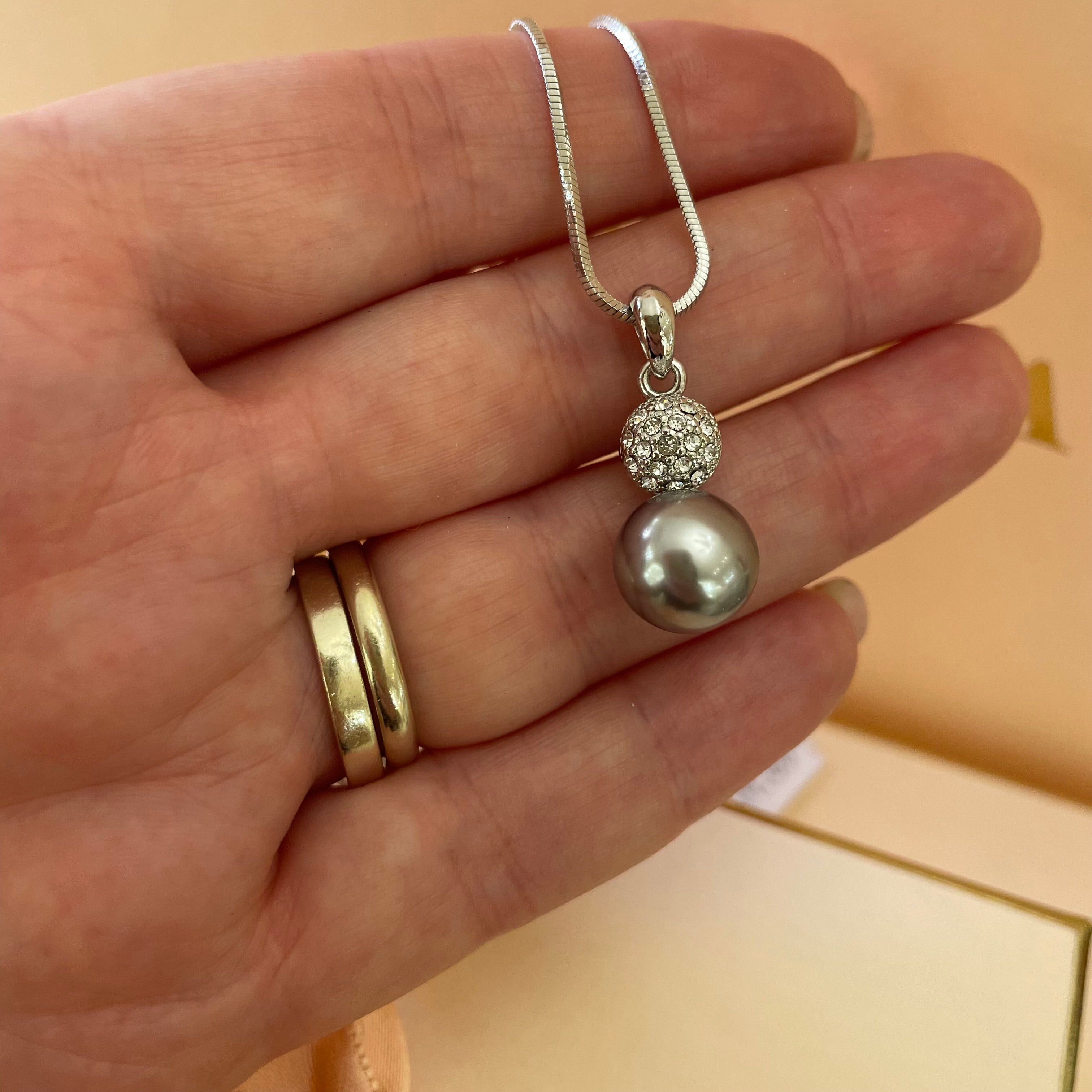 Grey pearls set