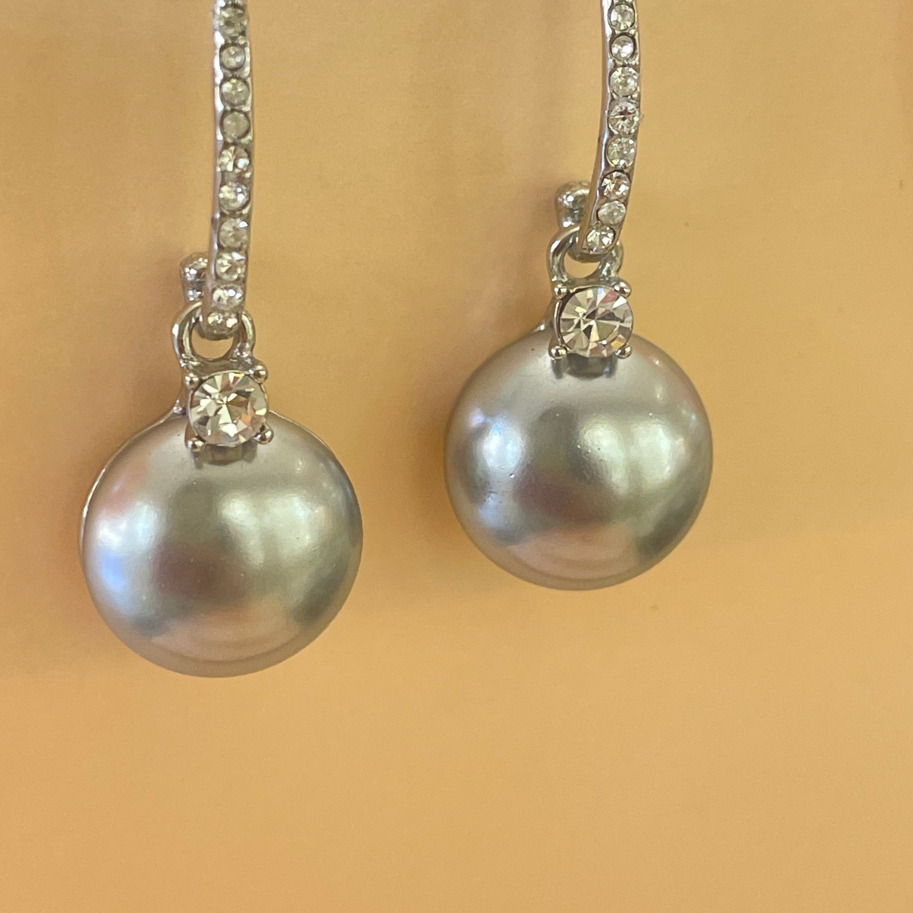 Grey pearls hooks