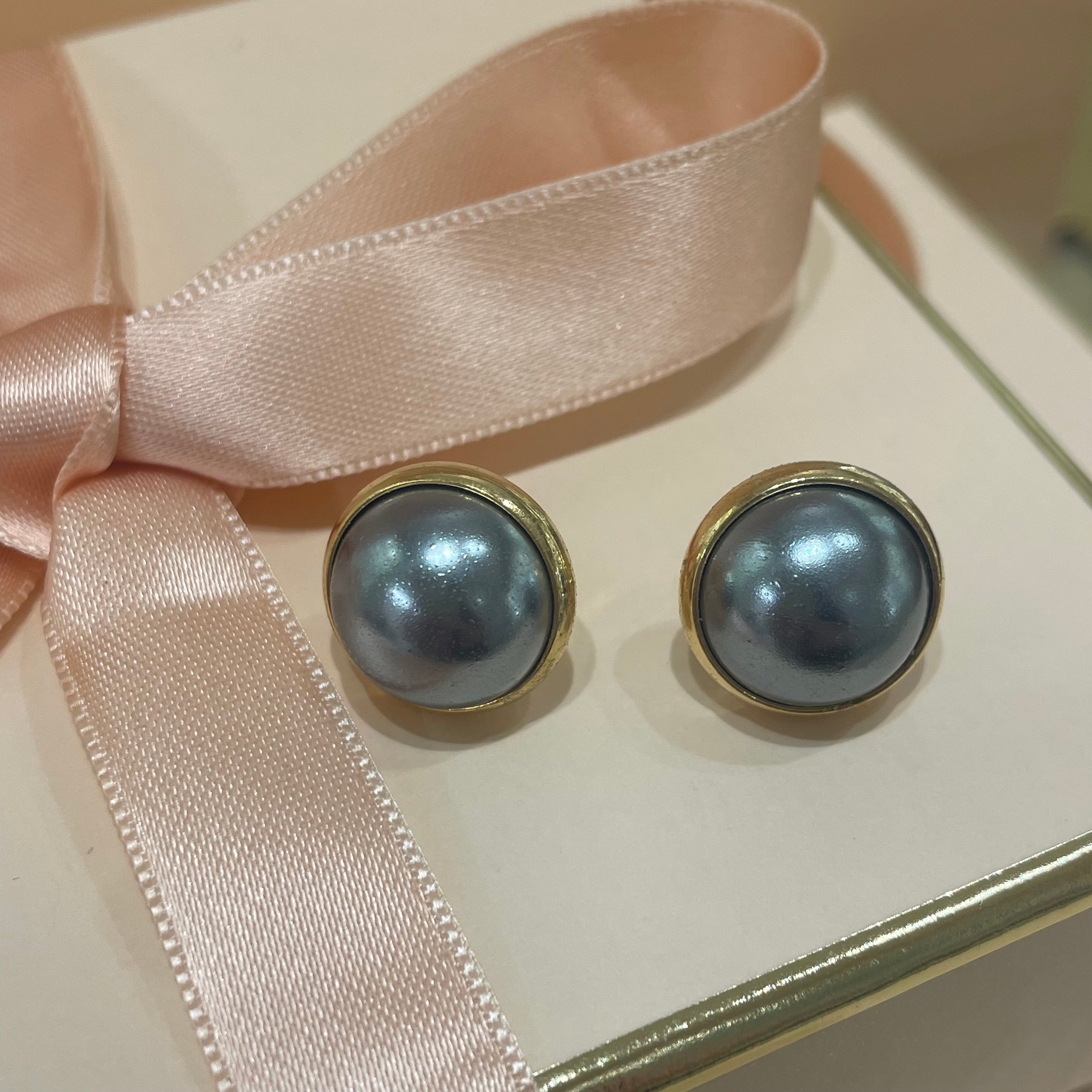 Grey pearl studs