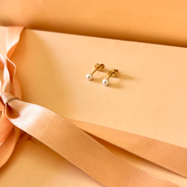 White Mallorca pearls gold plated studs