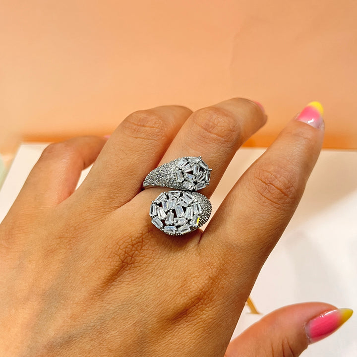 Zircone baguette white gold plated twisted ring
