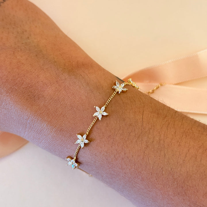Zircone dainty flower gold plated bracelet