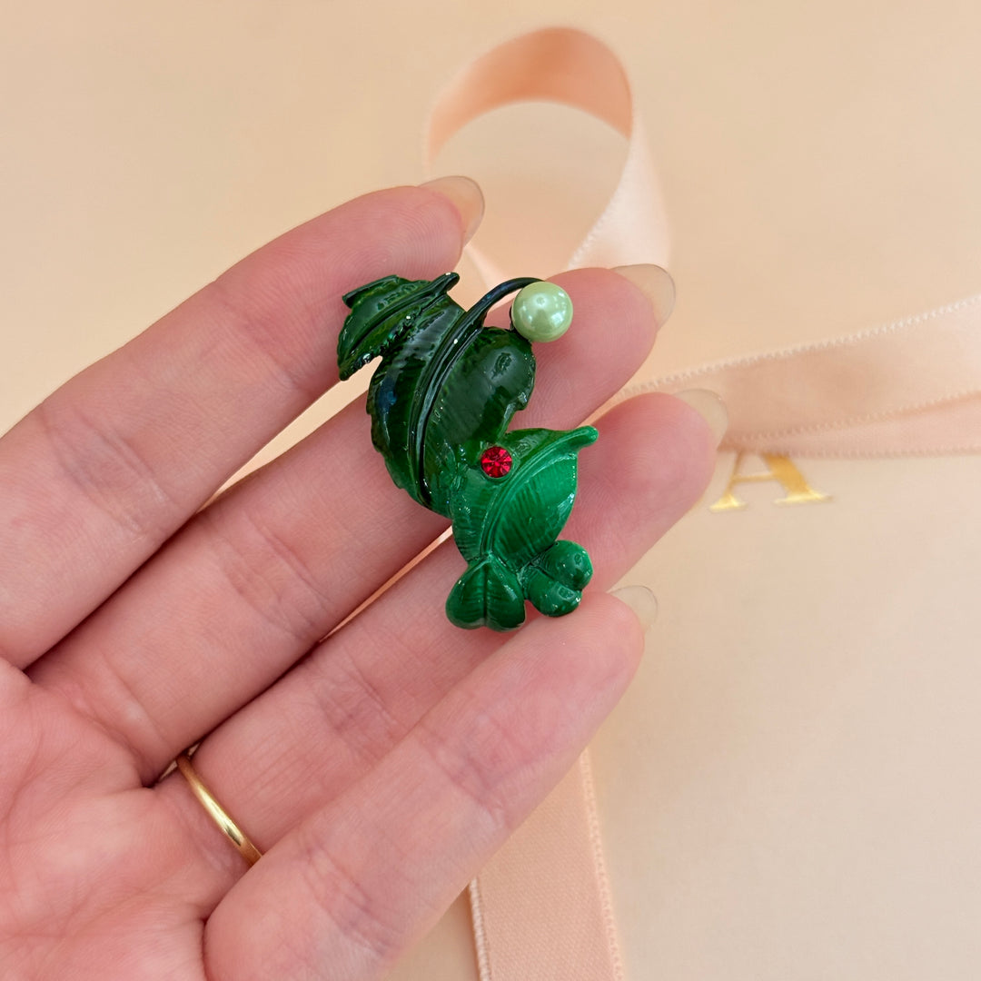 Green leaf pearl brooch
