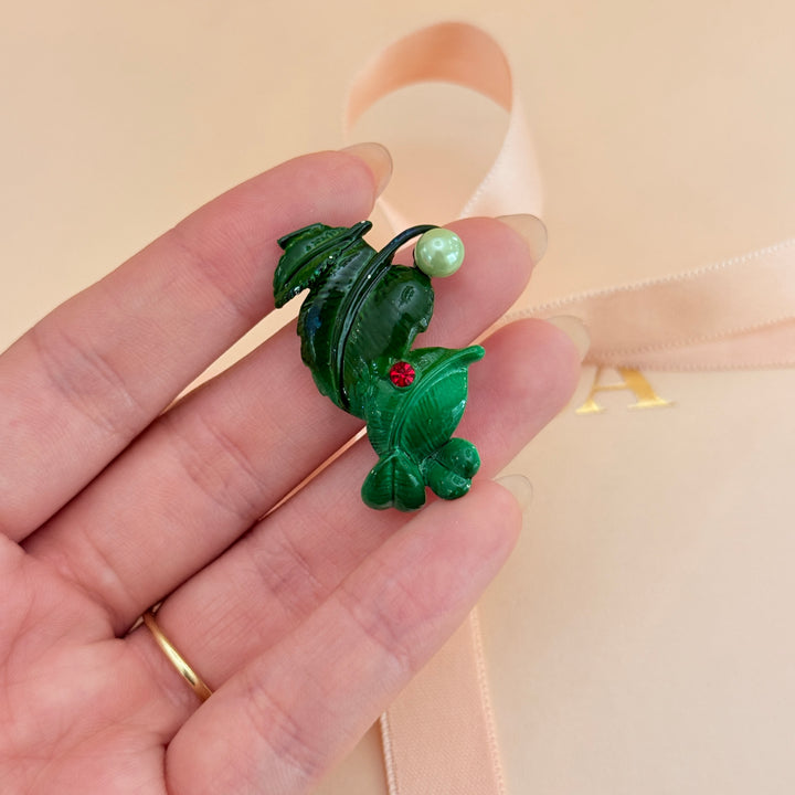 Green leaf pearl brooch