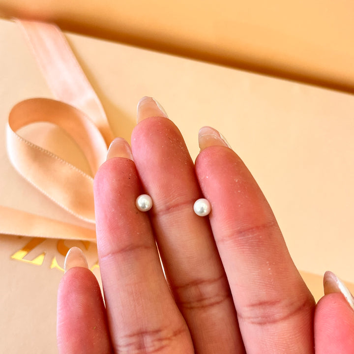 White Mallorca pearls gold plated studs