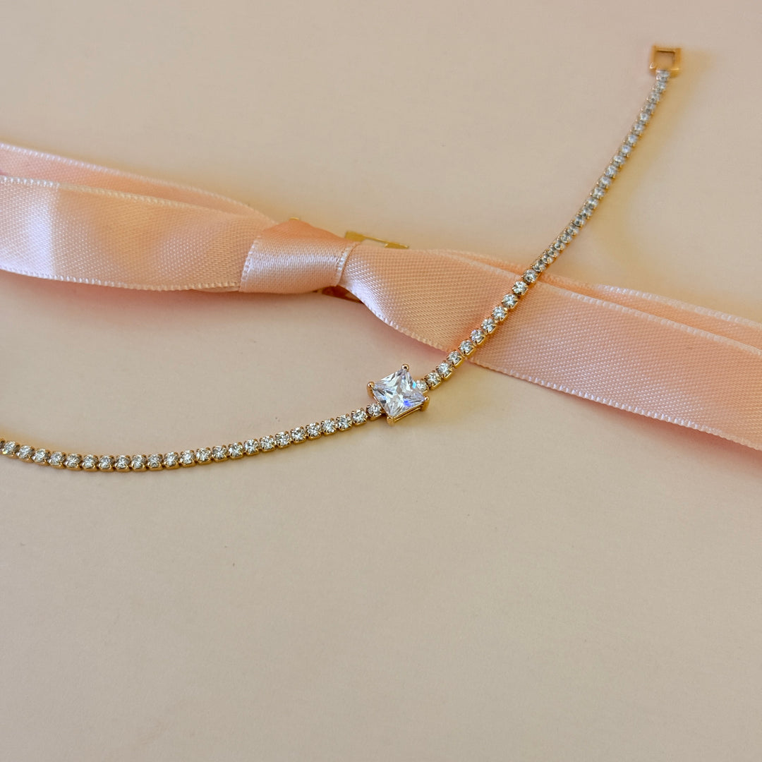Zircone dainty square in the middle gold plated bracelet