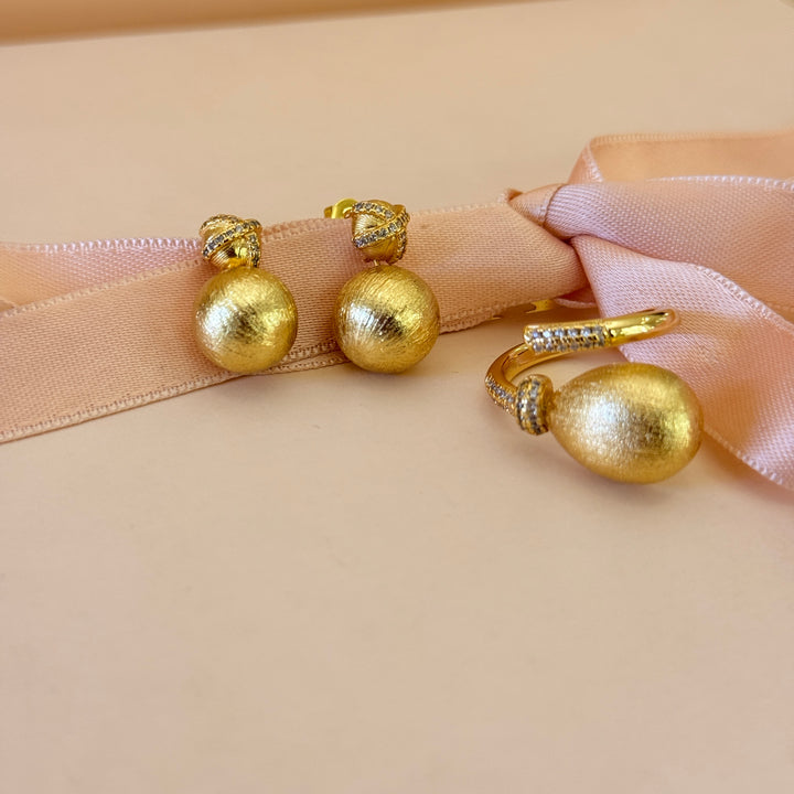 Textured zircone gold plated earrings and ring
