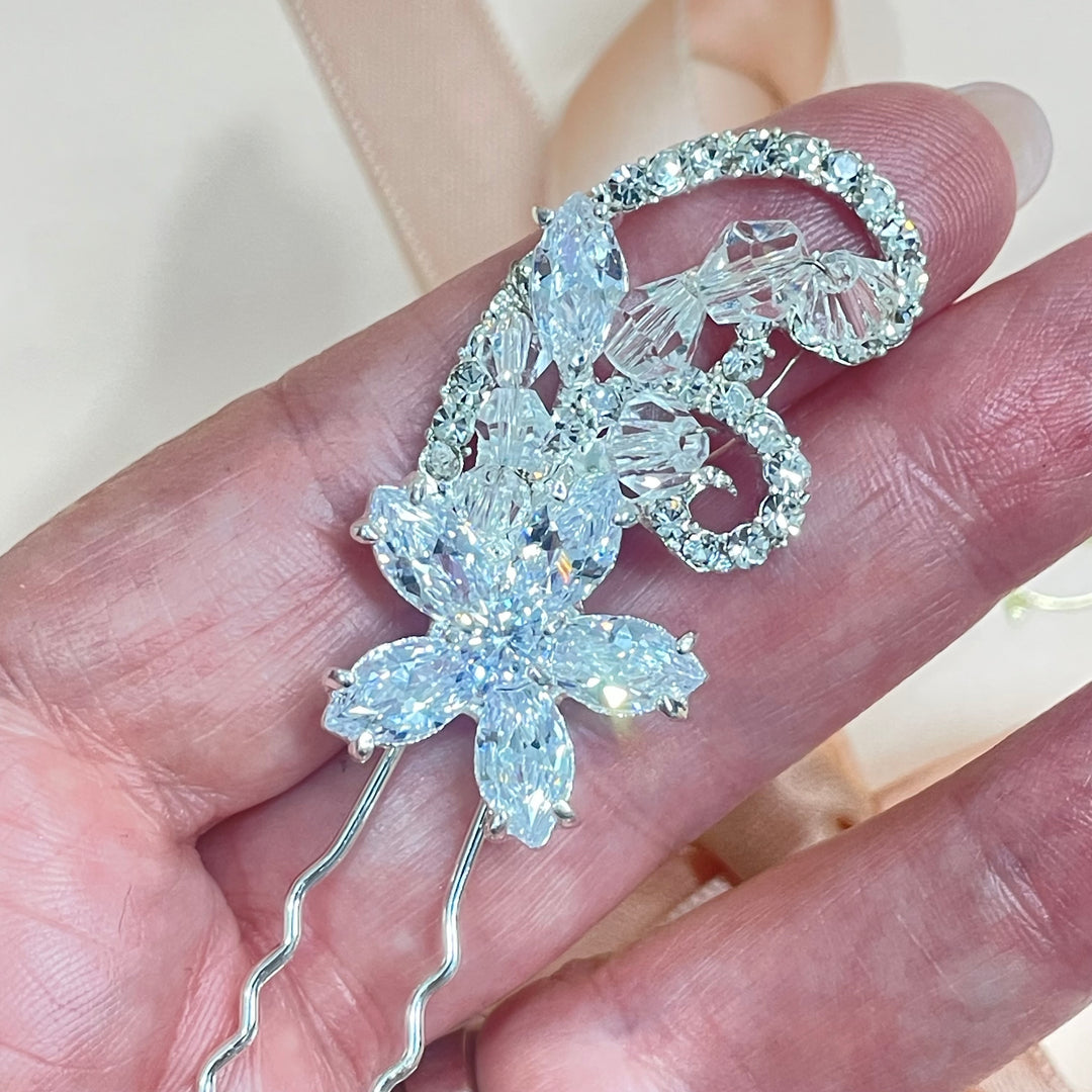 Crystals and zircones flower detail hair pin
